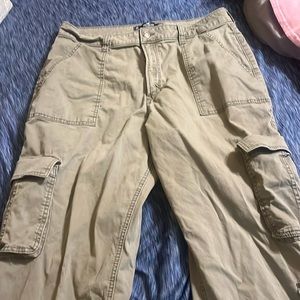 Hollister Olive Green high wasted cargo pants. size 16r. worn before. 🎀